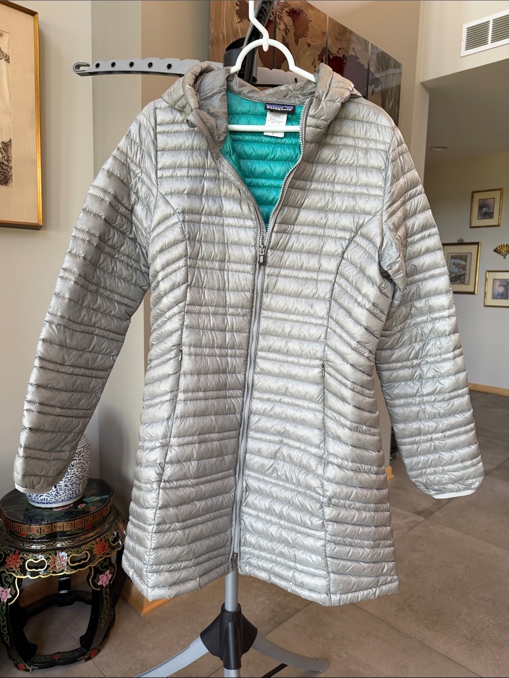 Patagonia Women's Silver Hooded Packable Goose Down Puffer Jacket Size L